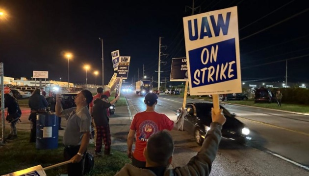 У США страйкують працівники автовиробництв
